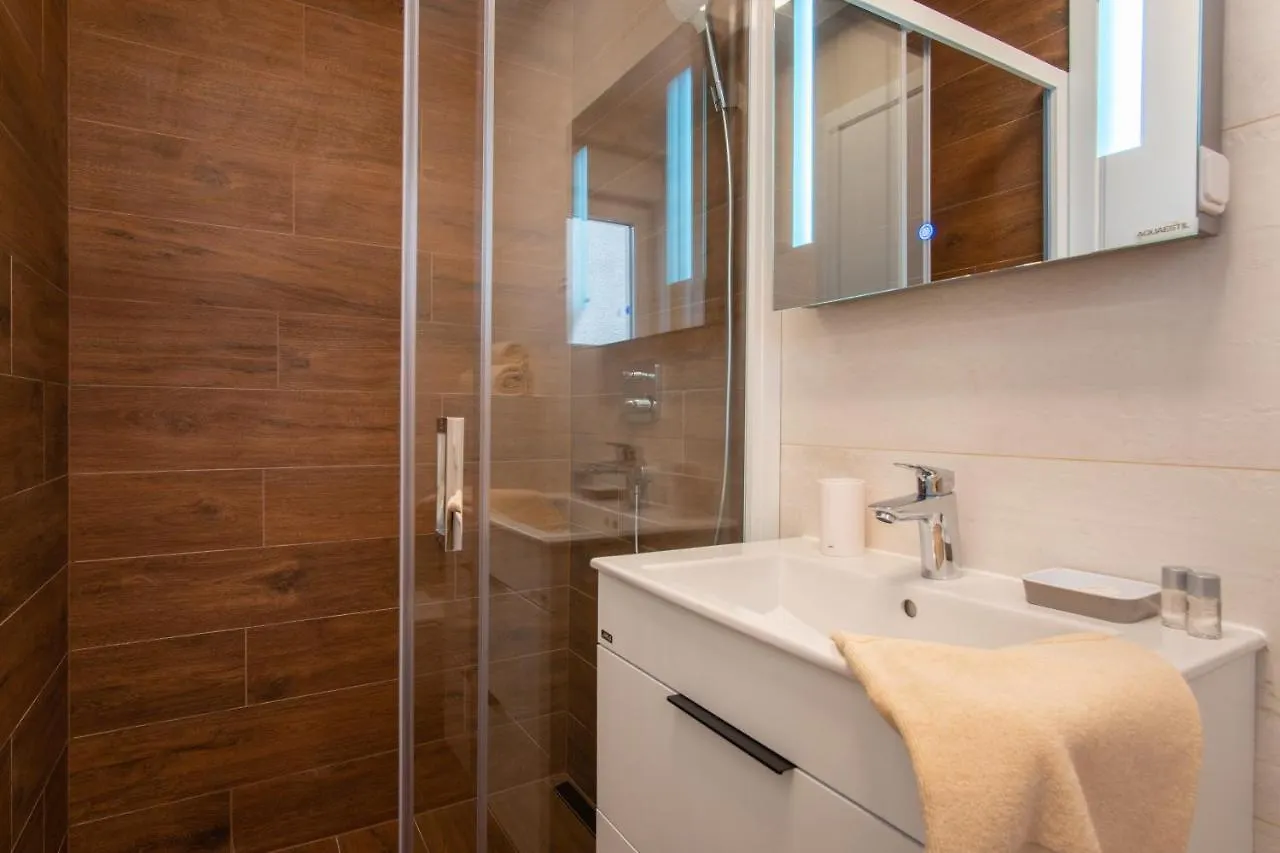 Apartments Mandre II 0*,